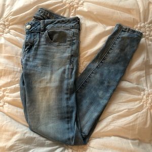 American Eagle light wash skinny jeans